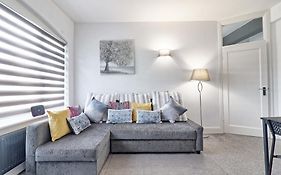 Luxury 3-Bed Apartment Near To London With Parking